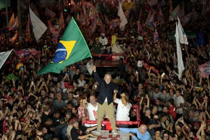 Brezilya bugün sandık başında: Lula ile Bolsonaro arasındaki yarışta son anket farkı 1,3 puan