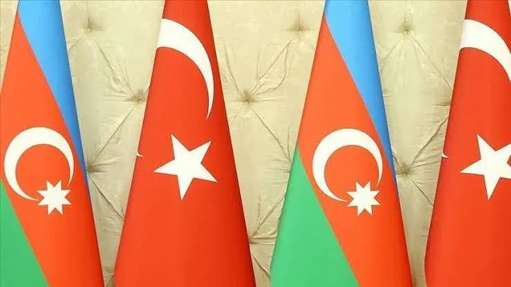 Azerbaycan başörtüsü konusunda Türkiye'yi suçladı.